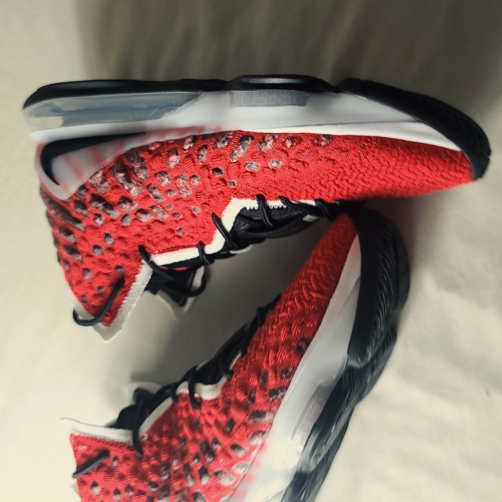 Lebron 18 - Picture 2 of 5